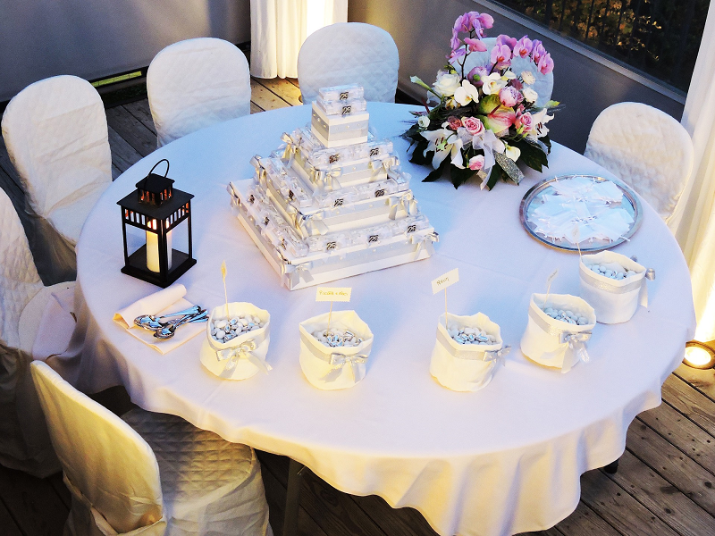 Bílý svatební stůl