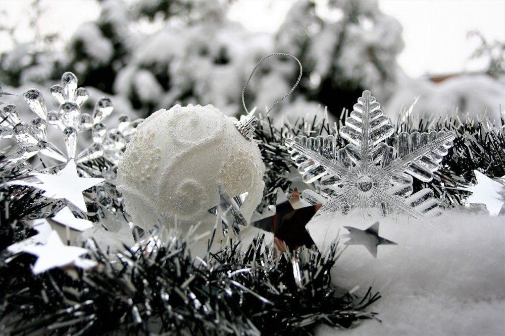 bílé stříbrné vánoční dekorace