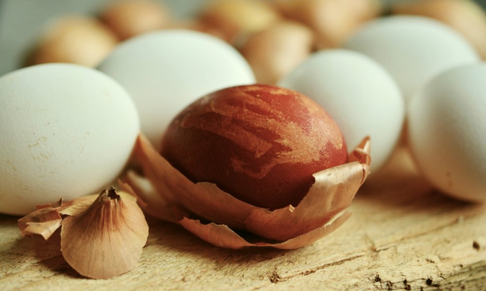 Barvení vajíček cibulí