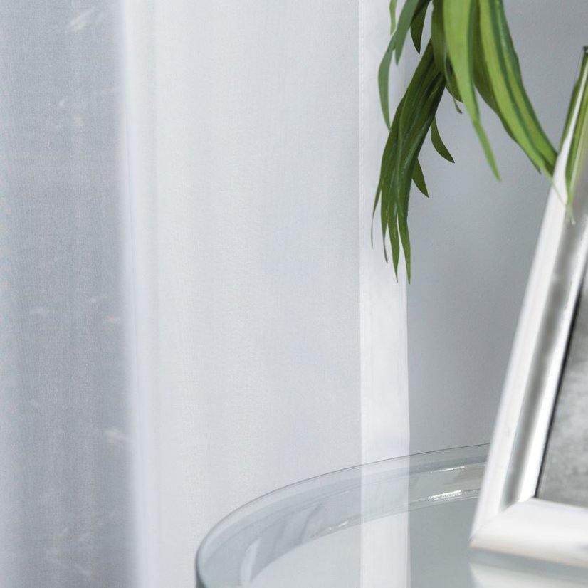 Hladký bílý voál s olůvkem - nehořlavý - Vyber výšku ↕ (cm): 330, Vyber šití: bez obšití