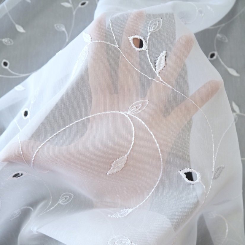 Vyšívaná záclona Lona - Vyber výšku ↕ (cm): 290, Vyber šití: bez obšití