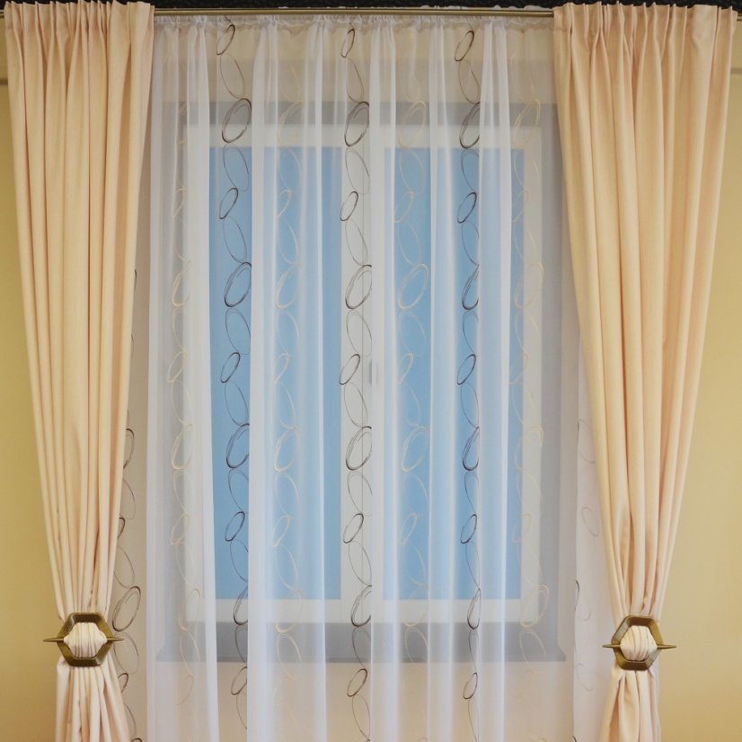 Vyšívaný voál Pallas - krém/hnědá - Vyber výšku ↕ (cm): 290, Vyber šití: bez obšití