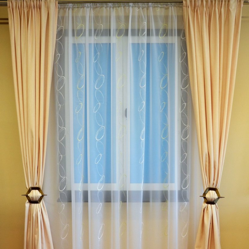 Vyšívaný voál Pallas - bílá/limeta - Vyber výšku ↕ (cm): 290, Vyber šití: bez obšití