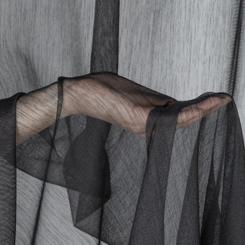 Kusová záclona Blackira