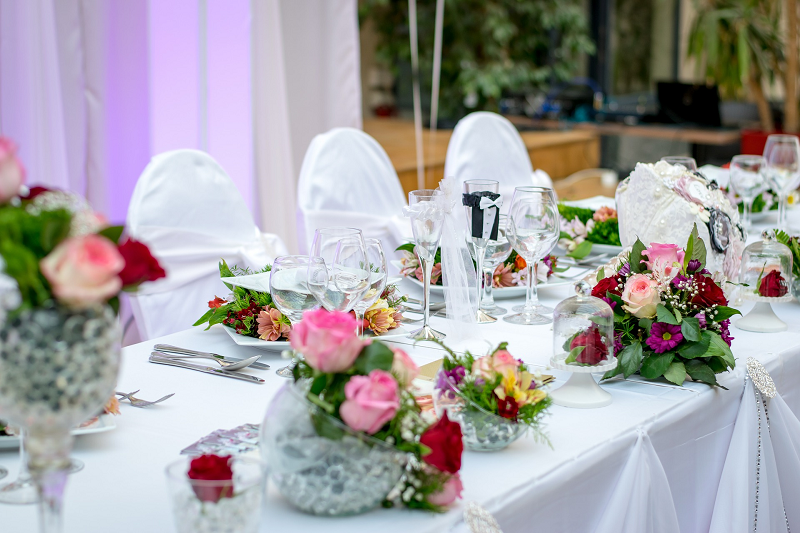 \bílá svatební tabule s růžovými a červenými květinami